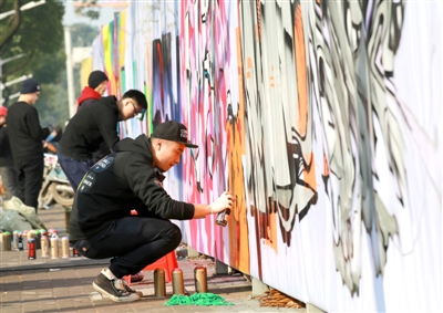 江南城區(qū)臨沅路上，涂鴉愛好者正在進行街頭涂鴉藝術創(chuàng)作