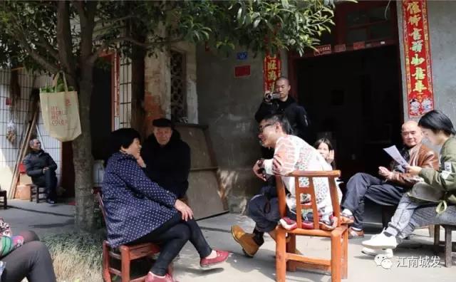 △ 趙明——“這次創(chuàng)作強調(diào)在地性、紀念性與參與性。我們針對問卷，以外來人的身份，來介入、想象生活在此地的居民，他們發(fā)生的故事和曾經(jīng)的生活狀態(tài)。”