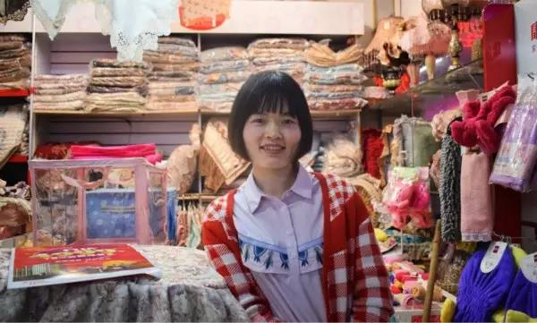 “就算現(xiàn)在橋南市場的經(jīng)濟(jì)一直在后退，可我覺得它是永遠(yuǎn)不會(huì)倒閉的?！保v